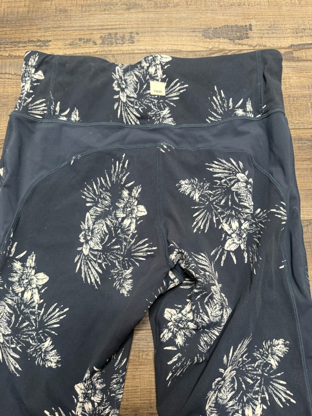 Vuori Navy Leggings with White Floral Print Women's Size Large Athletic - Picture 5 of 10
